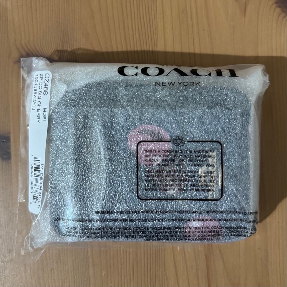 🍒 Coach Zip Card Case In Signature Canvas With Cherry Print - Picture 4 of 10